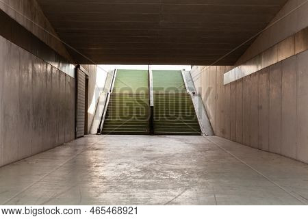 Onder The Train Is There An Subway Underpass