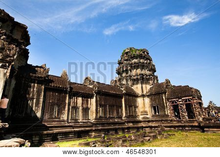 SIEM REAP, Camboja - 13 de DEC: Angkor Wat - é o maior templo Hindu de complexo e religiosa de monumen