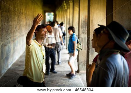 正体不明のカンボジア シェムリ アップ, カンボジア - 12 月 13 日: 2012 年 12 月 13 日アンコール ワット観光をガイドします。