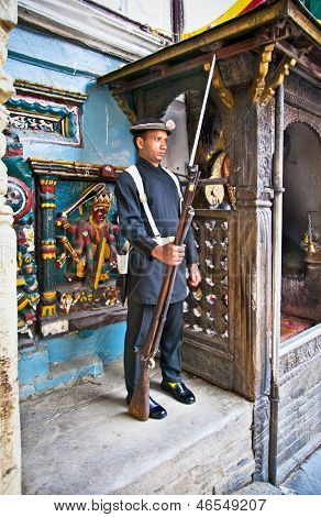 KATHMANDU - 18 maggio: Nepalese guardia davanti l'Hanuman Dhoka, cancello di Palazzo reale a maggio 