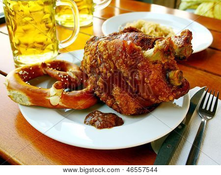 Gegrilltes Schweinefleisch mit süßer Senf, Brezeln und Bier