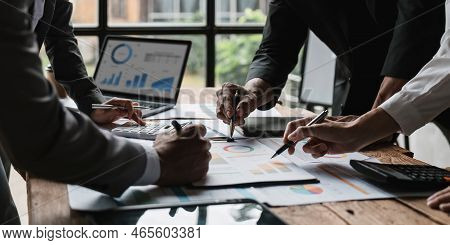 Startup Business Meeting To Analyze And Discuss The Situation On The Financial Report In The Meeting