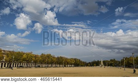 Aranjuez, Madrid, Spain, 11,12,2022: Panoramic View Of A Park In The City Of Aranjuez, Madrid, With 