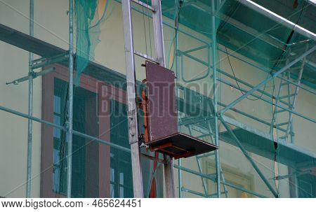 Inclined Lift, Transport And Lifting Equipment On Every Construction Site. Among The Main Advantages