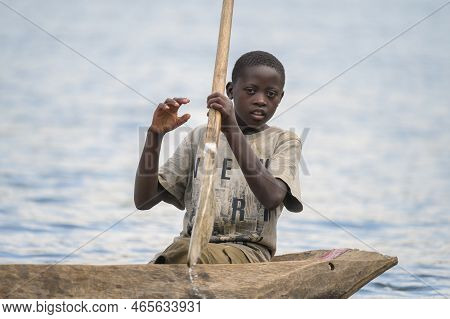 Kabale, Uganda - June 12, 2022: Children In A Dugout Canoe On Lake Bunyonyi (uganda), Sunny Day In S