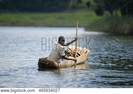 Kabale, Uganda - June 12, 2022: Children In A Dugout Canoe On Lake Bunyonyi (uganda), Sunny Day In S