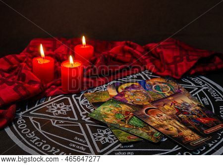 Russia, Dzerzhinsk, October 09, 2021. Cartomancy, Fortune Telling, Predictions On Tarot Cards. There