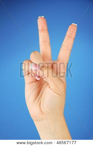 Sormi oikeinkirjoitus aakkoset American Sign Language (ASL). Kirje V