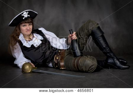 Dziewczyna - pirat z Rapier i butelki