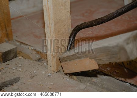 Emove Old Boards With A Puller Tool