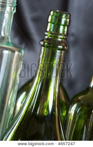 Botellas de vino Diagnal contra negro