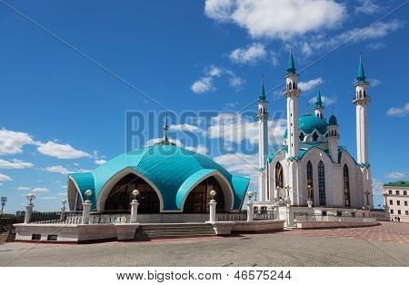 Moschea di Qol Sharif in Russia a Kazan sul cielo blu