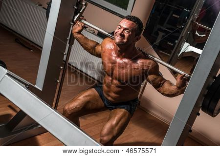 Bodybuilder gør nappes med vægtstang