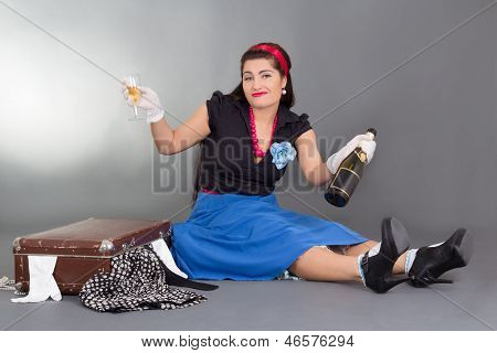 สาวตลก Pinup ดื่มแชมเปญ