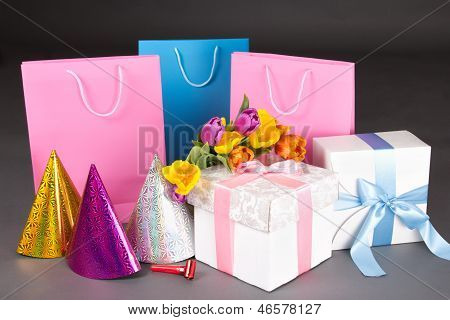 Tulipán, díszdobozok és születés kalap alatt szürke összetétele