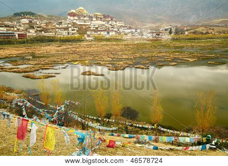 Landschaft mit tibetischen Kloster und See