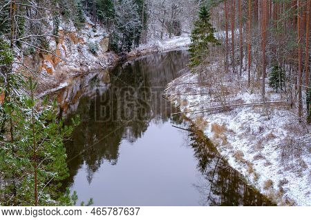 The River Salaca Is Meandered By High Sandstone Cliffs. Skanaiskalns Nature Park. November Is The Fi