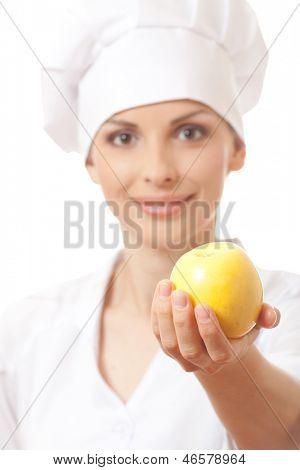 Smilende kvinde cook med apple, isoladed på hvid baggrund