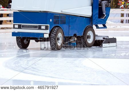 Special Machine Ice Harvester Cleans The Ice Rink