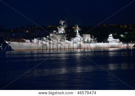 SEVASTOPOL ยูเครน - 8 พฤษภาคม: ครุยเซอร์รัสเซียมอสโกสมอเบย์ก่อนพาเหรดทหารฉัน