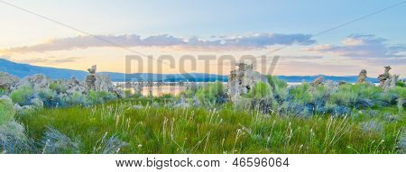 Formations de tuf à Mono Lake à l'extérieur du Parc National de Yosemite au coucher du soleil