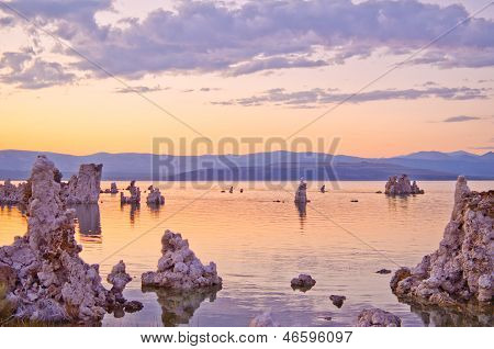 Formations de tuf à Mono Lake à l'extérieur du Parc National de Yosemite au coucher du soleil