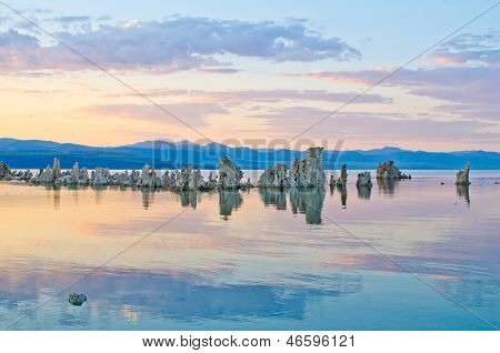 Formazioni di tufo a Mono Lake di fuori del parco nazionale di Yosemite al tramonto