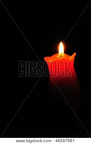 Primo piano di una candela rossa di masterizzazione