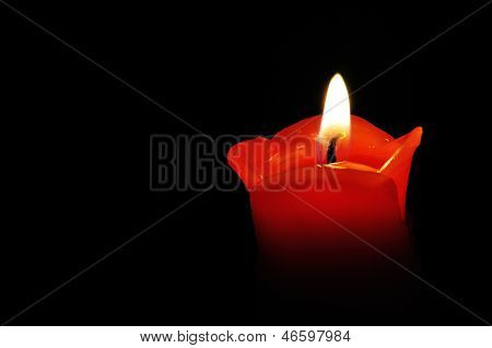 Primo piano di una candela rossa di masterizzazione