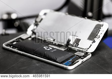 Swollen Lithium Polymer Battery In Smartphone, Explosive Smartphone