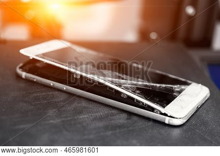 Swollen Lithium Polymer Battery In Smartphone, Explosive Smartphone