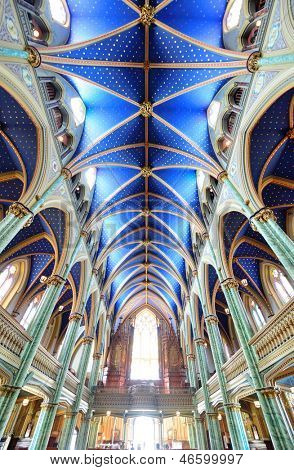 OTTAWA, Kanada - září 8: Katedrála Notre-Dame Basilica interiér září 8, 2012 v Ottawě, Canad