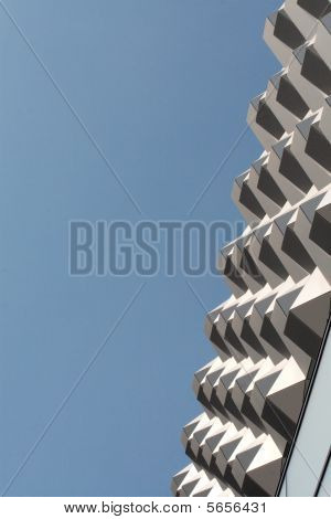 Nowoczesny budynek w Dreźnie. Fragment elewacji.