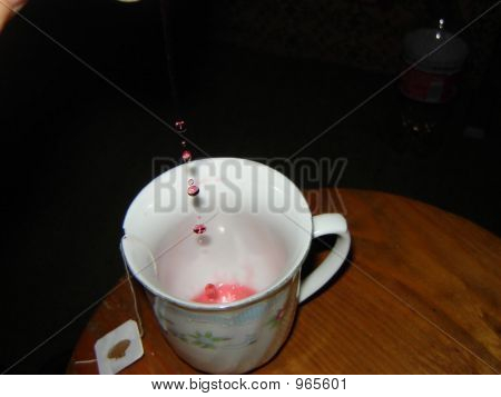Hælde te i Cup