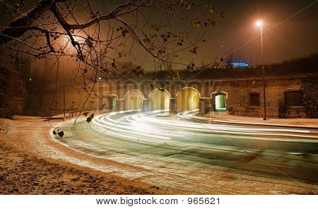 NightShot di una strada e ponte