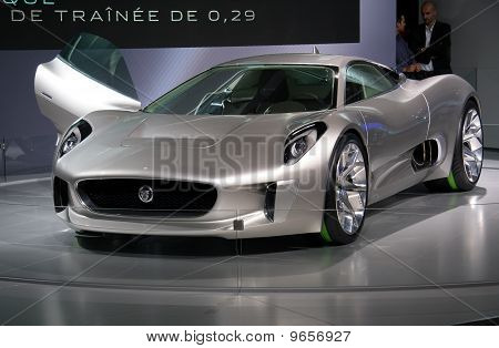 Koncept Jaguar C - x 75 na autosalonu v Paříži