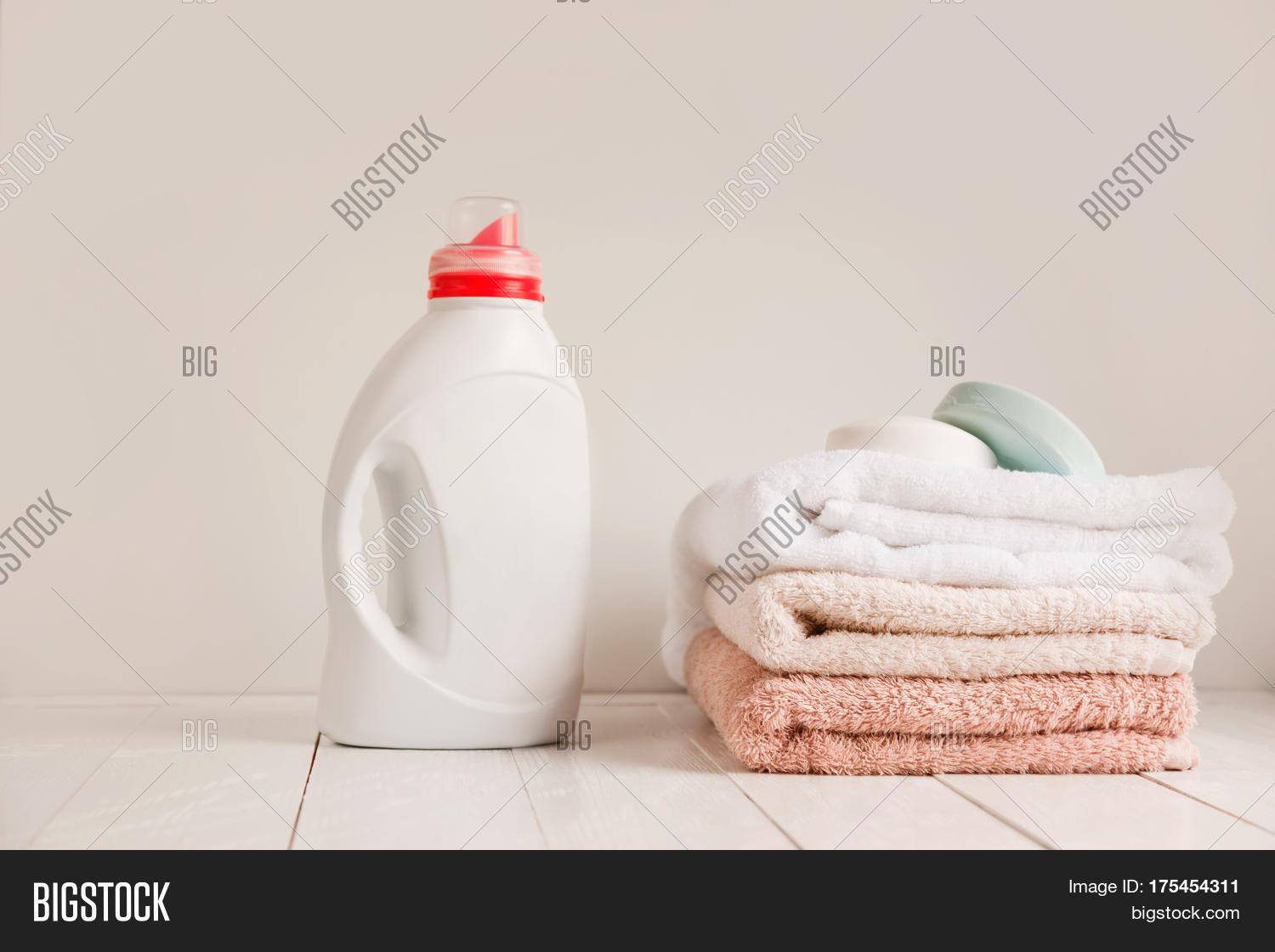 Фон ванная стирка. Бутылка в полотенце. Clean warm cotton. Саше для шкафа с одеждой. Ароматное саше для шкафа.