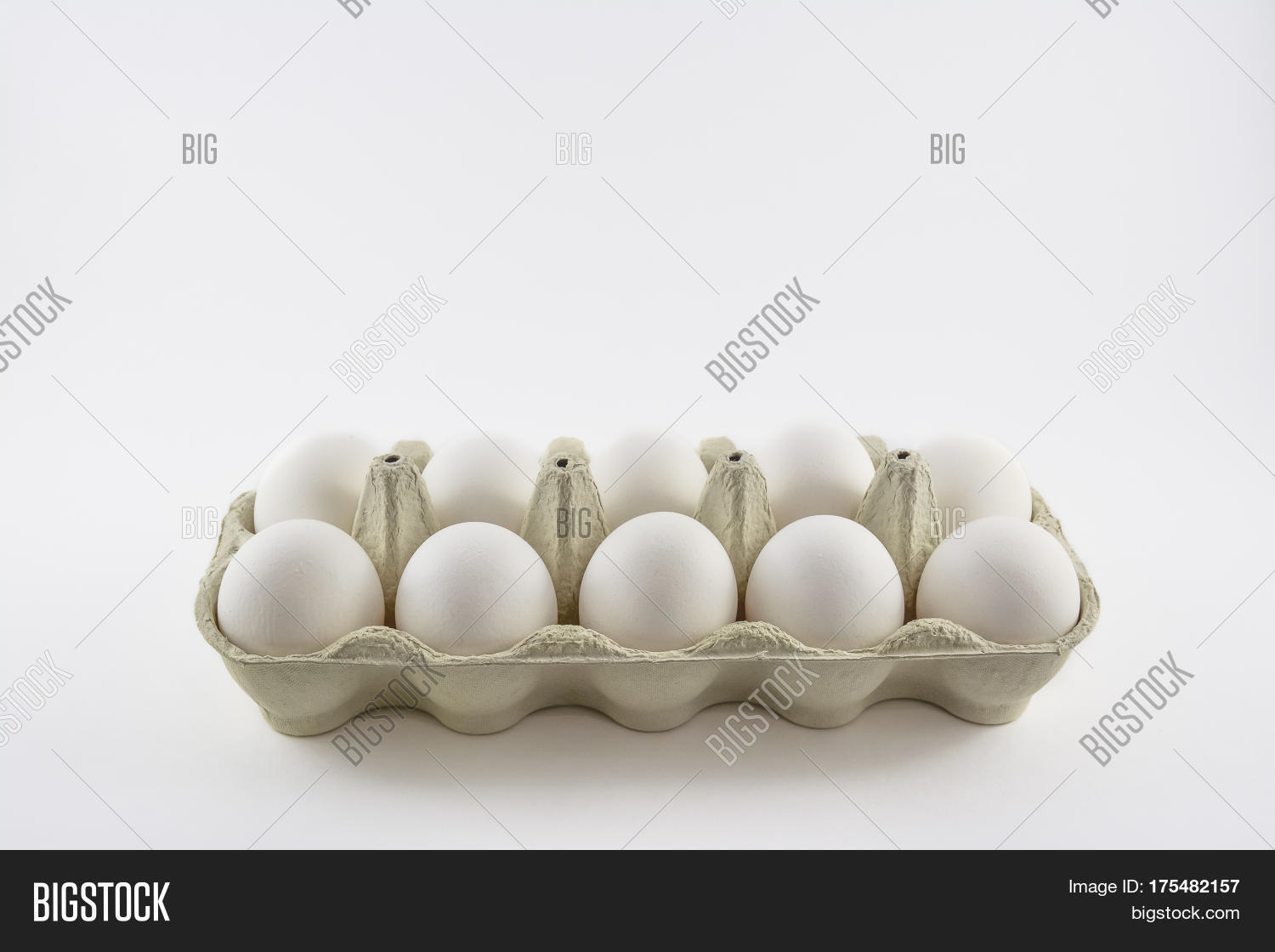 девочка купила дюжину яиц