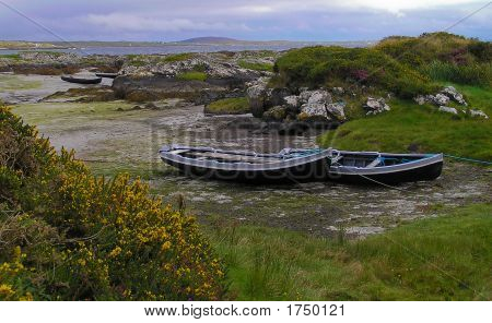 Boote in der Nähe des Hauses In Roundstone Galway Irland 20051