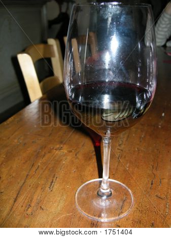 Kieliszek czerwonego wina odbicie