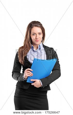 ภาพเหมือนของ businesswoman สาวที่ถือเอกสารแยกต่างหากบนพื้นหลังสีขาว