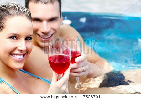 Молодая пара расслабляющий в воде.  Любовь.