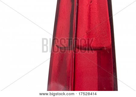 Uma garrafa de vidro vermelho isolada no branco com traçado de recorte.