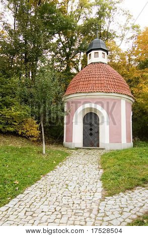 Een klein gebouw in de Mala Strana, Prague.  Een park aan de westzijde van de oude stad.