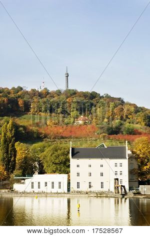Starej architektury na rzece Wełtawie w Pradze, Czechy.  Również znany jako rzeki Moldau.