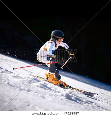 Una foto d'azione di una sciatore in discesa ravvicinata