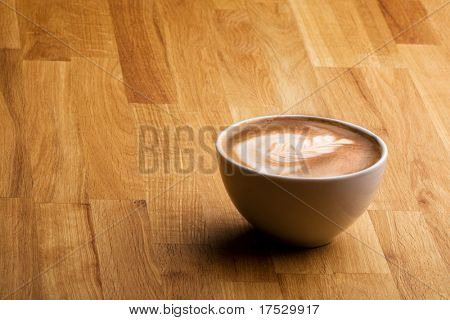 คาเฟ่ลาเต้บนโต๊ะไม้มีพื้นที่การคัดลอก