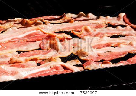 Bacon cru ser grelhado em um grittle aberto