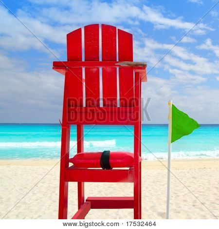 Baywatch červená pláž sedadla zelený vítr vlajku v tropickém moři Karibiku