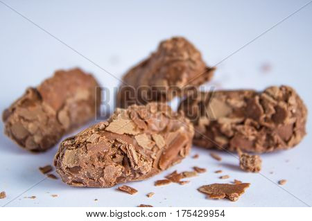 Meerdere Chocoladetruffels met chocoladeschilfers in close up detail